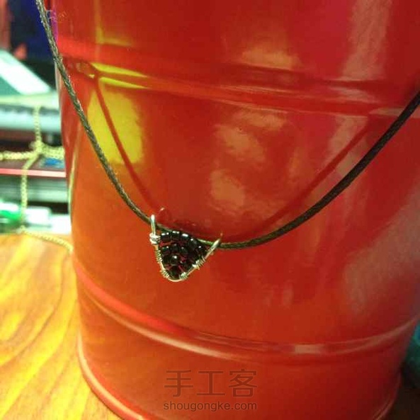 黑白各一个。可惜我没有买细链子，只能拿现有的勉强用用。以后还可以做各种小碎石的～真棒。谢谢你的好教程～ 第1张