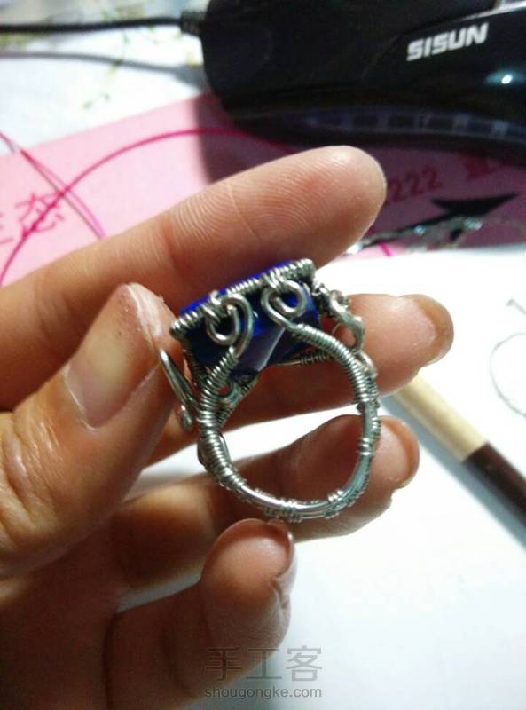 青金石方戒，原先是想带中指，现在只能带小指了