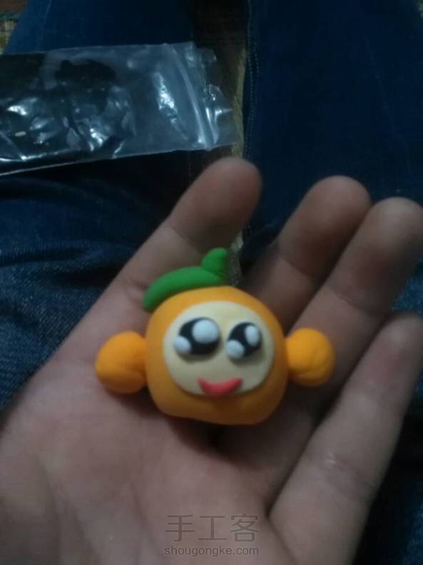 眼睛一只大一只小