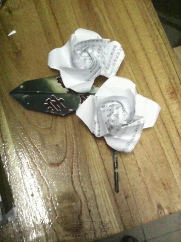 只可惜没有彩纸只能随便找些纸来折了，效果不是很好