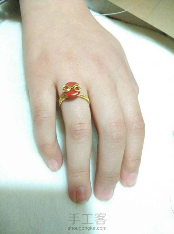 很喜欢安静的作品，第一次学习做绕线戒指，绕的很不均匀，自己看的都好粗糙，还要努力学习，谢谢安静发的教程。看安静那么多的大作品定是花了大时间的，不知安静有没有克服手指酸疼，颈椎肩酸痛的方法 。
