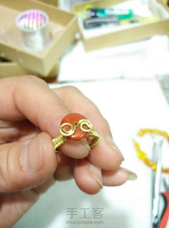 很喜欢安静的作品，第一次学习做绕线戒指，绕的很不均匀，自己看的都好粗糙，还要努力学习，谢谢安静发的教程。看安静那么多的大作品定是花了大时间的，不知安静有没有克服手指酸疼，颈椎肩酸痛的方法 。 第1张