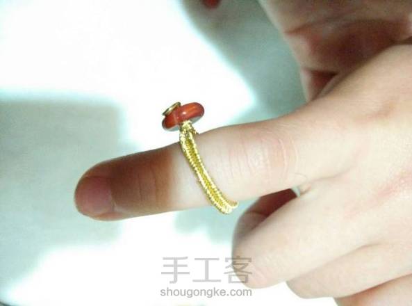 很喜欢安静的作品，第一次学习做绕线戒指，绕的很不均匀，自己看的都好粗糙，还要努力学习，谢谢安静发的教程。看安静那么多的大作品定是花了大时间的，不知安静有没有克服手指酸疼，颈椎肩酸痛的方法 。 第2张