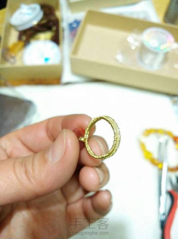 很喜欢安静的作品，第一次学习做绕线戒指，绕的很不均匀，自己看的都好粗糙，还要努力学习，谢谢安静发的教程。看安静那么多的大作品定是花了大时间的，不知安静有没有克服手指酸疼，颈椎肩酸痛的方法 。 第3张