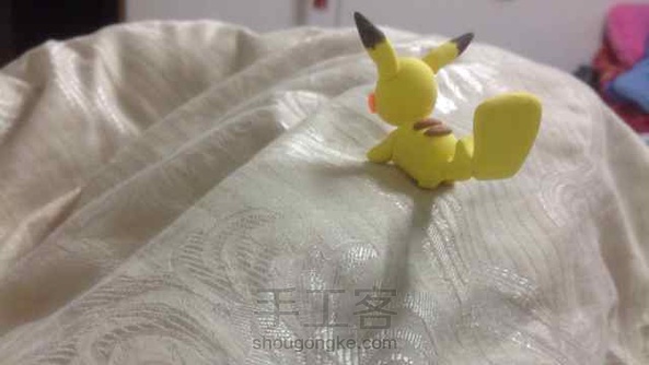 没有丙烯用的马克笔结果太粗没画好.. 不知道肿么改就直接挖掉了嘴巴/// 
