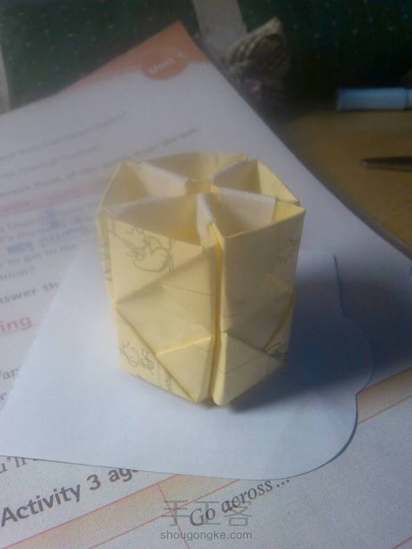 随便做了个迷你的，不要在意。。。家里没有双面胶，随便用其他胶代替一下。。。另外问一下为什么我的六边形粘不出来，只可以粘成五边形？ 第2张