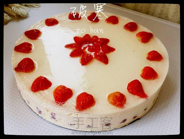 做了一个十寸的乳酪慕斯  
昨晚历史上第一个成功戚风就这么用掉了
好有成就感  这么美