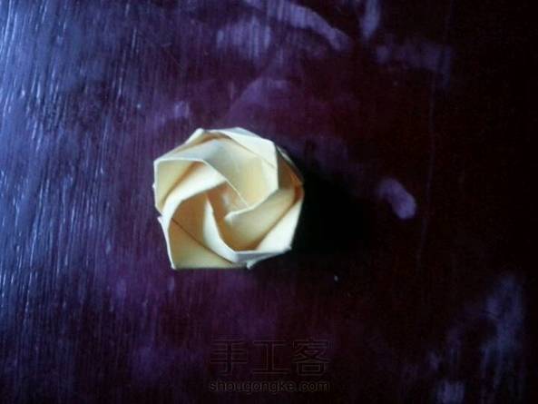 好吧，其实我很早就会叠了，但是好像我们俩叠来不一样，我没有把四个角折成三角形。折了很多，看一下吧。 第1张