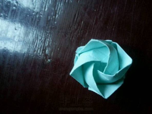 好吧，其实我很早就会叠了，但是好像我们俩叠来不一样，我没有把四个角折成三角形。折了很多，看一下吧。 第2张