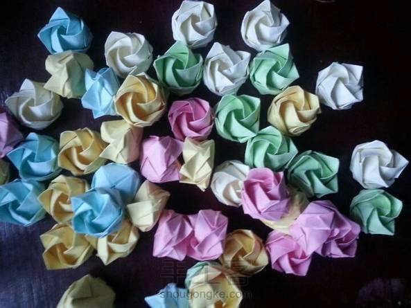 好吧，其实我很早就会叠了，但是好像我们俩叠来不一样，我没有把四个角折成三角形。折了很多，看一下吧。 第3张