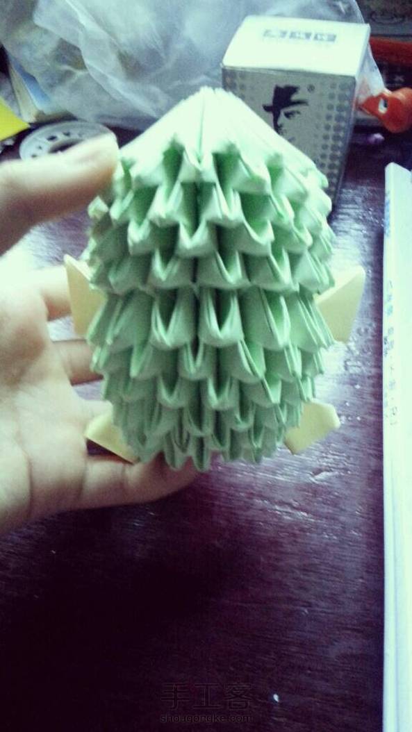 我做的哦，因为买不到很多的黄色的纸，只好做了个绿色的，不过还是蛮好看的哈！