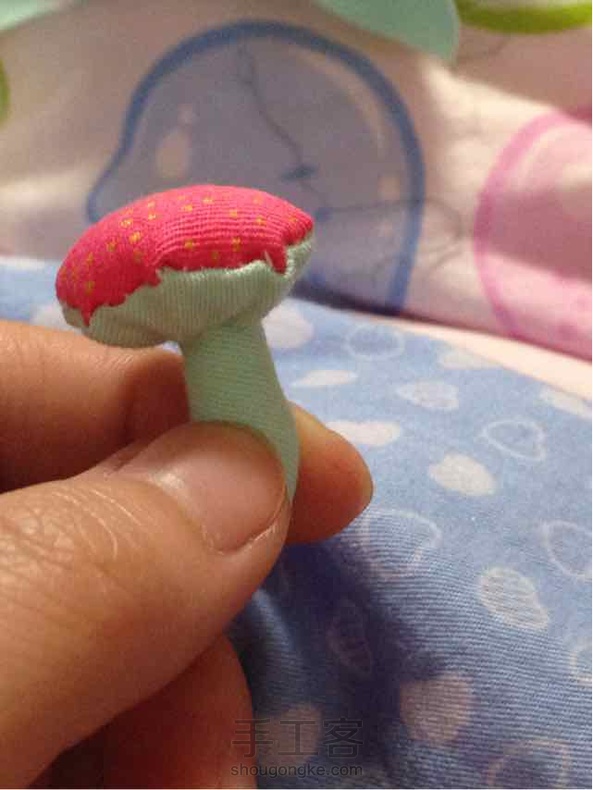 做了一个超级小的，实在是太不圆了，回头做一些大一点的，把布块剪圆一点，弄好了再来上传！