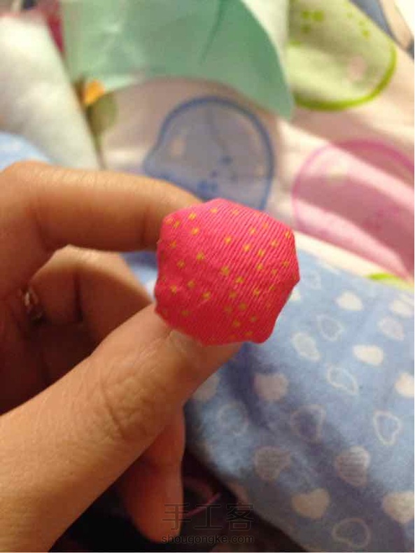 做了一个超级小的，实在是太不圆了，回头做一些大一点的，把布块剪圆一点，弄好了再来上传！ 第1张