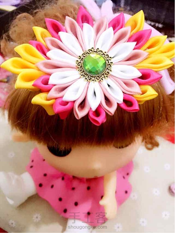 春浓怎奈风月轻，
即来尘世可无情。
执手共漫花枝下，
不负春光不负卿。