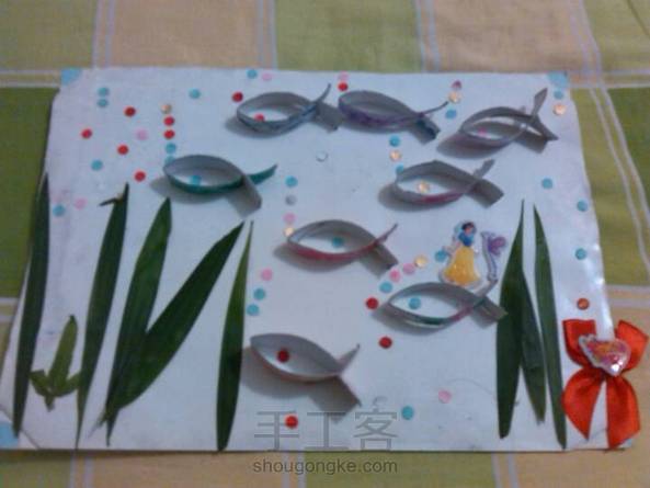 我做了点改动,用叶子做的水草，泡泡用的是打孔机打下来的小圆点。女儿还贴了个白雪公主贴纸，给作品起名叫“白雪公主漫游海底世界”