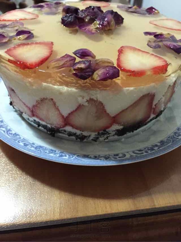 上来交作业嘿嘿 镜面用的玫瑰花泡的水 奶油奶酪没到货就没用 加的两盒草莓酸奶 谢谢山谷的配方 还有怎么脱底模啊？ 第1张