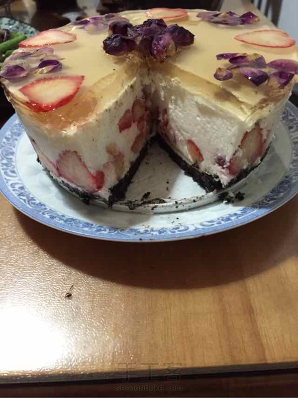 上来交作业嘿嘿 镜面用的玫瑰花泡的水 奶油奶酪没到货就没用 加的两盒草莓酸奶 谢谢山谷的配方 还有怎么脱底模啊？ 第2张