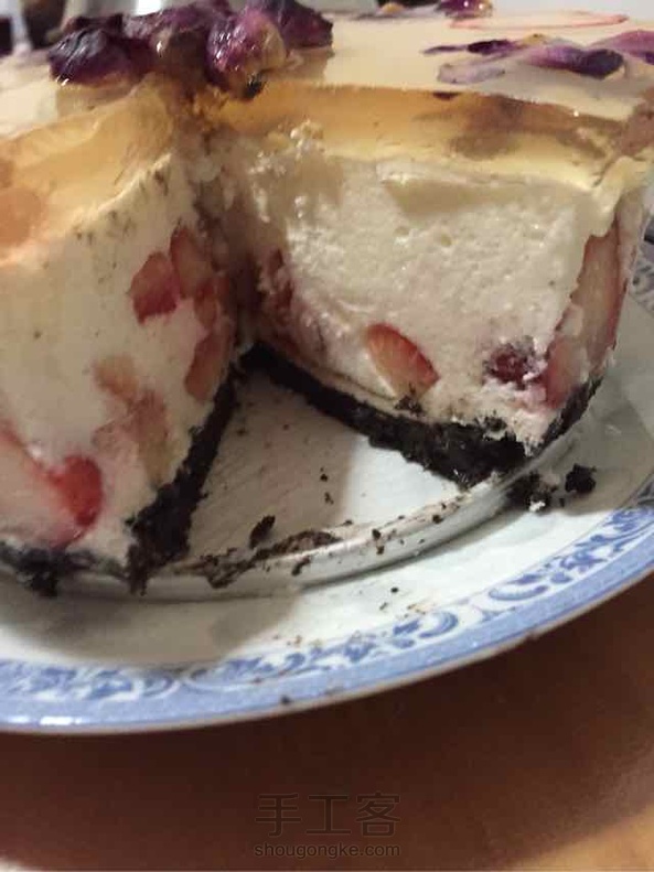 上来交作业嘿嘿 镜面用的玫瑰花泡的水 奶油奶酪没到货就没用 加的两盒草莓酸奶 谢谢山谷的配方 还有怎么脱底模啊？ 第3张