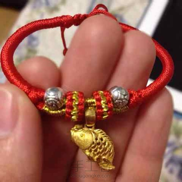 给宝宝编的红手绳😊