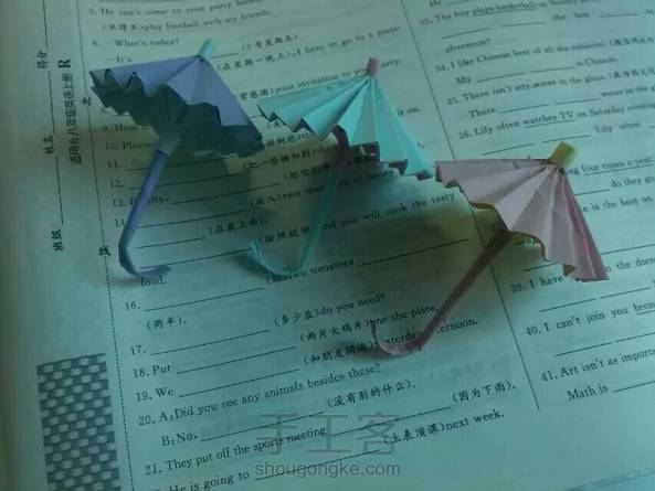 折纸教程可开合小纸伞，之前的教程里的图片被损坏了，就重拍了一遍，请忽视乱入的玫瑰→_→ 第1张