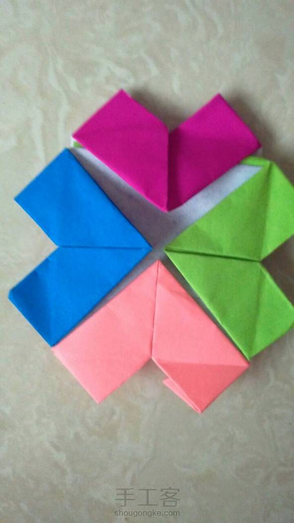 本来要折四叶草的，结果只有一张绿色纸了，于是变成了一朵五彩一是。^_-