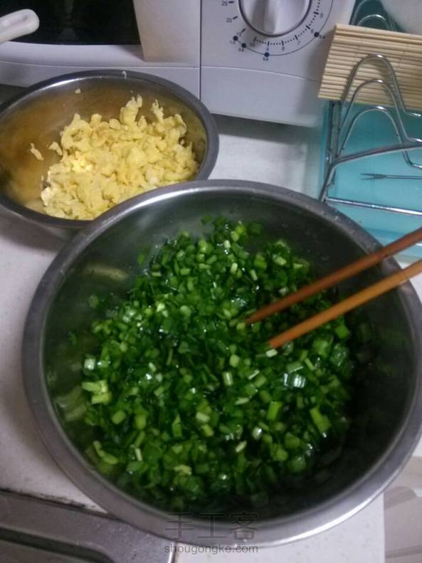 下手咸了，其他还凑合，第一次学做韭菜盒子，还过得去，可以。