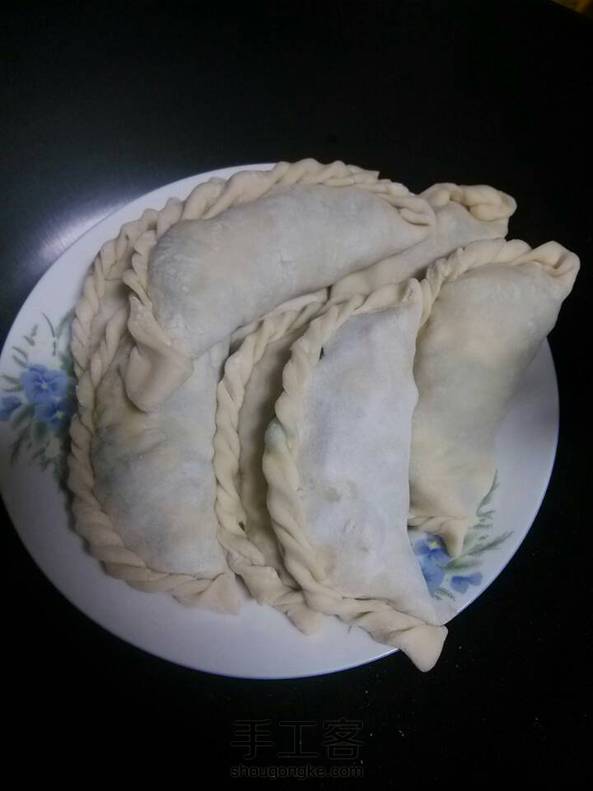 下手咸了，其他还凑合，第一次学做韭菜盒子，还过得去，可以。 第2张