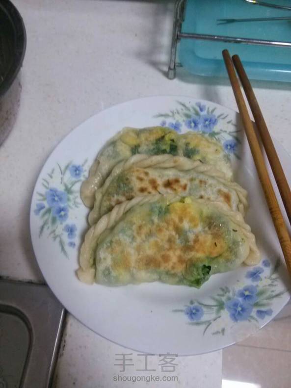 下手咸了，其他还凑合，第一次学做韭菜盒子，还过得去，可以。 第3张