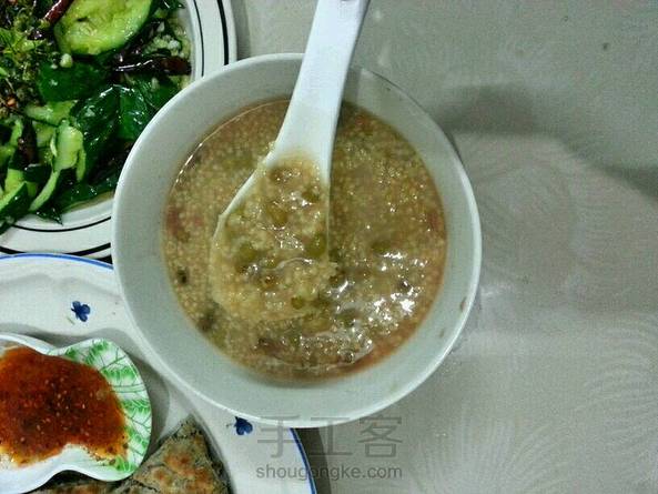 简单的晚餐~麻子菜馍蘸蒜汁😍椒油拍黄瓜😘小米绿豆粥😚真是分分秒要胖死的节奏啊😱 第2张