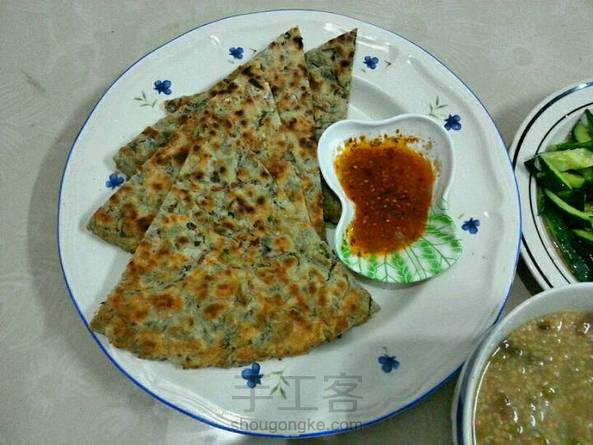 简单的晚餐~麻子菜馍蘸蒜汁😍椒油拍黄瓜😘小米绿豆粥😚真是分分秒要胖死的节奏啊😱 第3张