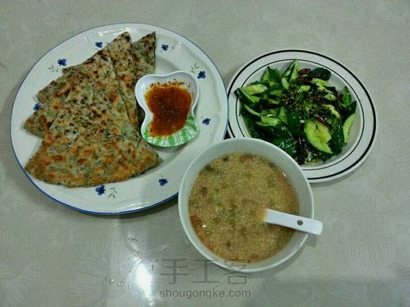 简单的晚餐~麻子菜馍蘸蒜汁😍椒油拍黄瓜😘小米绿豆粥😚真是分分秒要胖死的节奏啊😱 第4张