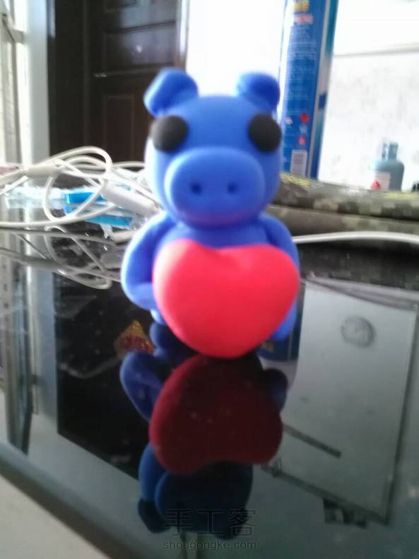 猪猪你抱个爱心，要把它送给谁啊？