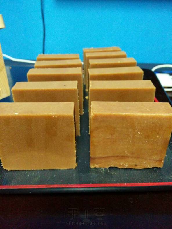 手把手教做纯手工黑糖蜜皂，贴近自然健康。喜欢就赞一个。