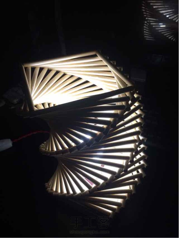 看到这个教程立刻就开始动手做了，不知道是不是旋转的角度大了点，没有教程上那些散发的光束，感觉光影效果没那么好。 第2张