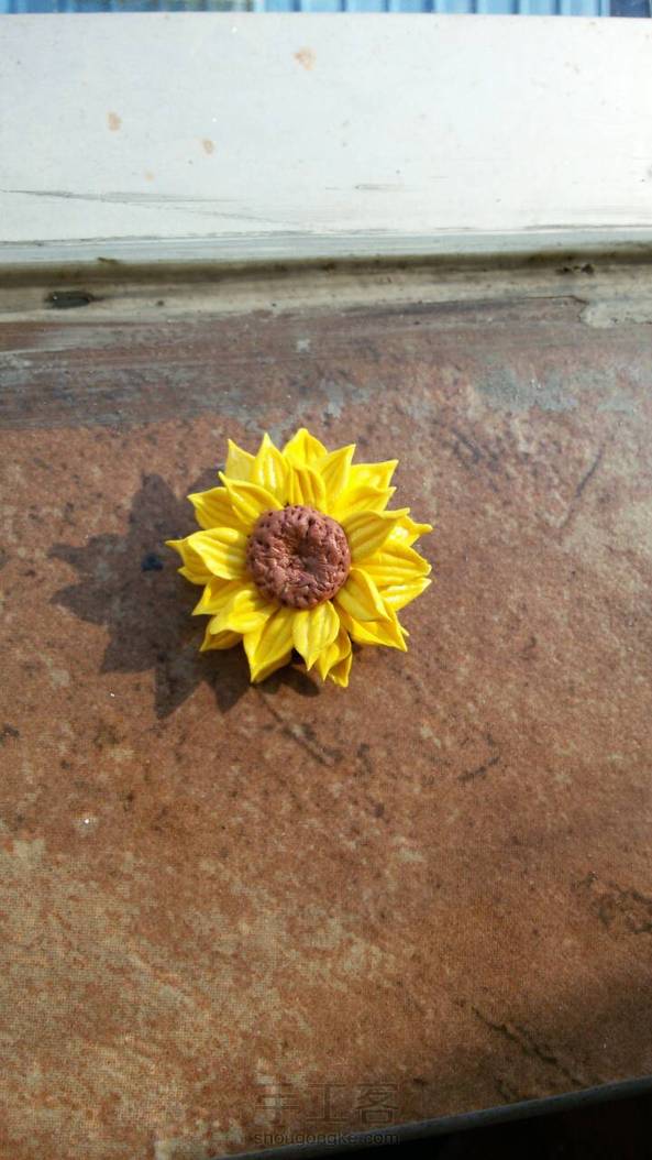 向日葵粘土胸针……跟着咱们家小五做的 时间有点赶没认真做 哈哈哈 小五表打我啊 想学的同学请看教程【然而这里有传送门】