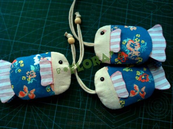 大家快来看看，我今天完成的3个金鱼钥匙包~ 哈哈~ 
ps, 最近精神亢奋，每天睁开眼就做手工，直到晚上睡觉💤，晚安咯~ 第1张