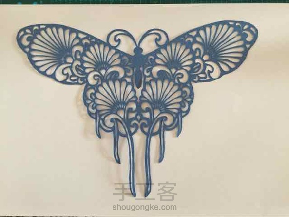 之前都是用普通的A4彩色复印纸！比较软不好刻！很容易断！今天拿了卡纸来！果真不一样啊这感觉！