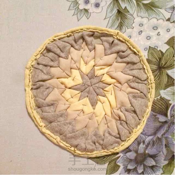 看教程做了个小的💁🏼(三角间距太大💫💫不紧凑，然后边没缝好，不太会缝😭😭😭😭)，需要不断改进啦～！