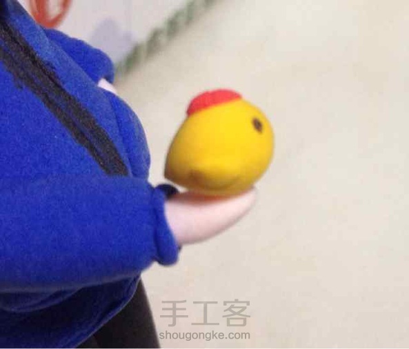 半个下午捏了个Q版的小哥😂，第一次捏人偶果然有点残………明天再捏个天真凑一对～今晚小哥你就陪陪大圣吧哈哈～小哥手上的小黄鸡明明比小哥萌😂 第2张