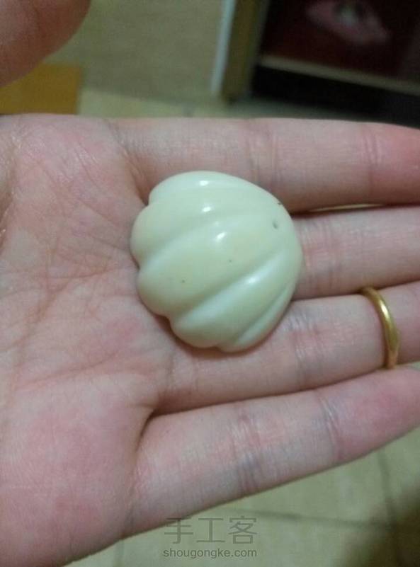 小改动了一下（就是背面掏洞了啊摔！！！！！）背面有点像猫爪✌有了下一次的灵感，做个猫爪肯定萌死人，特别适合有电动的人，刻刀就会像我这样那个洞抛不好╮(╯▽╰)╭象牙果头的好去处✌再也不用担心料子浪费咯 第2张