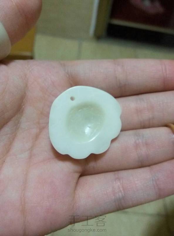 小改动了一下（就是背面掏洞了啊摔！！！！！）背面有点像猫爪✌有了下一次的灵感，做个猫爪肯定萌死人，特别适合有电动的人，刻刀就会像我这样那个洞抛不好╮(╯▽╰)╭象牙果头的好去处✌再也不用担心料子浪费咯 第3张