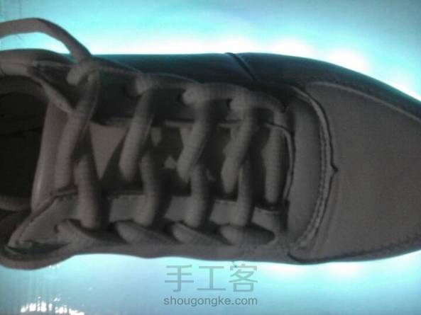 跟我这发光鞋蛮搭的，有没有？