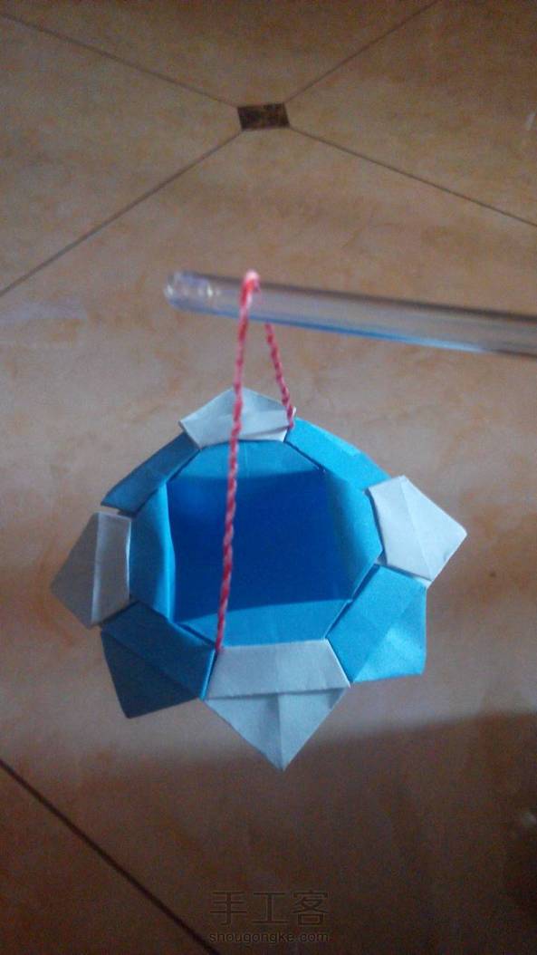 采鲜花的小姑娘，挎着花篮去花园