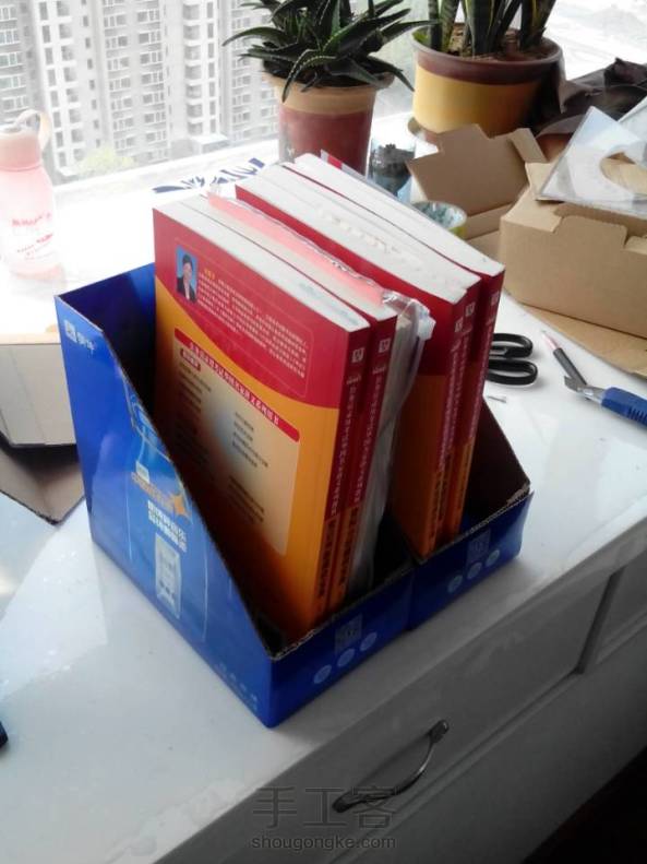 牛奶盒做的书架  尺寸刚刚好也 
为了展示此作品  耗费一小时打扫书桌
比做书架辛苦百倍
(该是有多乱-_-) 第1张