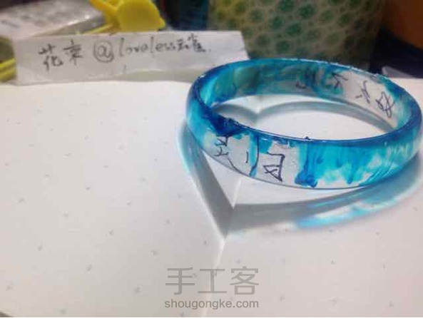 忘了感慨了重发
昨天是小哥出青铜门的日子做了“灵归”主题
那么些年了一直在说静候灵归，如今张起灵已经归来
他没有悬崖边上的突然隐现然后雪花飘舞
他没有渲染的场景
只有一句在平淡不过的好久不见
既平淡又真实，但却不见让人热泪盈眶
这十年有着一句话就足够了
你还记得他就足够了
