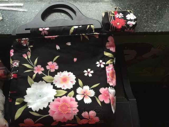 大花手拎包再配一个方形口金包，完美。
