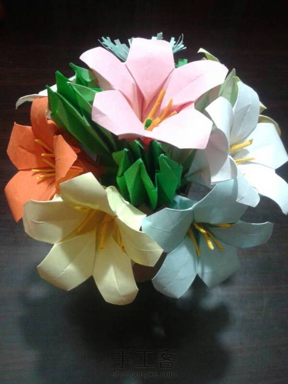 很喜欢，自己改良了花蕊，还插了两朵之前做的小雏菊，另外，花盆是用牛皮纸裹了纸巾中间的卷，然后剪成了篱笆状，又为我的书桌增添了一道靓丽的风景呢！