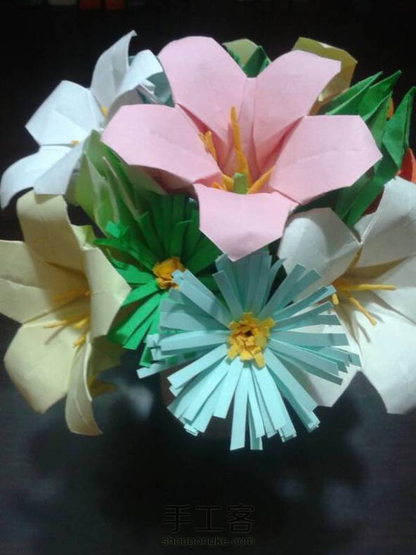 很喜欢，自己改良了花蕊，还插了两朵之前做的小雏菊，另外，花盆是用牛皮纸裹了纸巾中间的卷，然后剪成了篱笆状，又为我的书桌增添了一道靓丽的风景呢！ 第1张