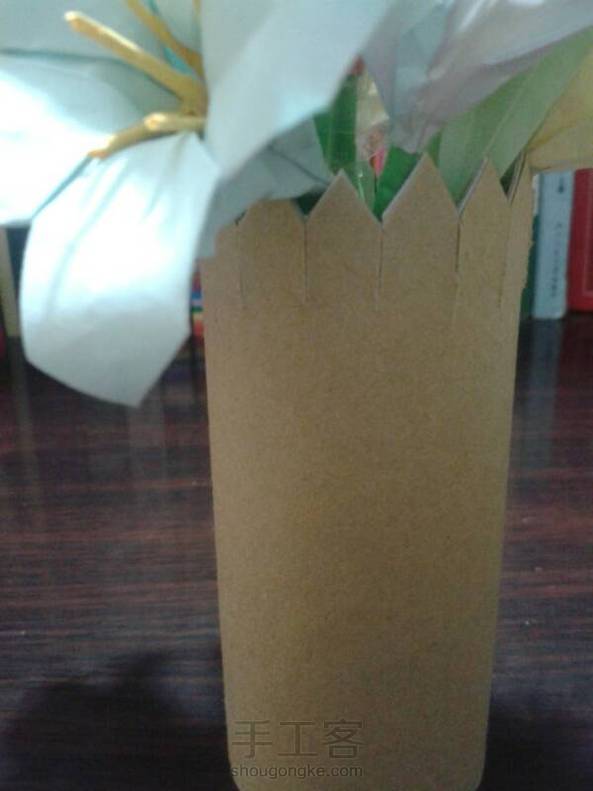 很喜欢，自己改良了花蕊，还插了两朵之前做的小雏菊，另外，花盆是用牛皮纸裹了纸巾中间的卷，然后剪成了篱笆状，又为我的书桌增添了一道靓丽的风景呢！ 第3张
