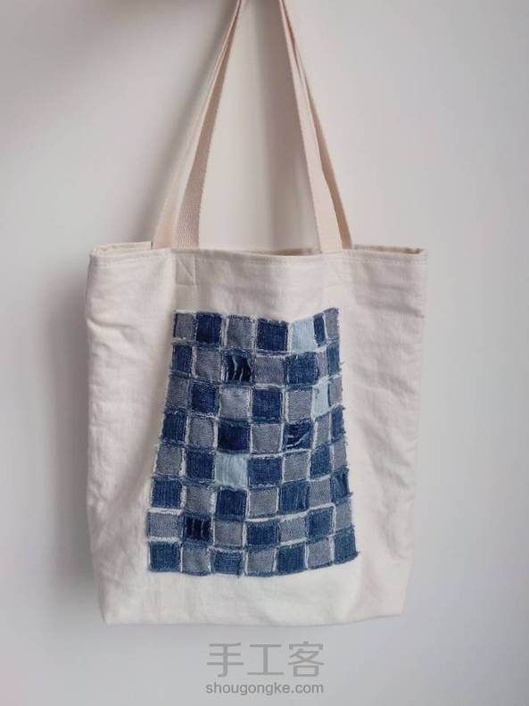 学习中……牛仔马赛克包包，做了一点小改进，满意满意，超级喜欢。自然光线实物拍摄大图细节图，最后一张文艺范儿的图，等等……中间乱入的花是什么鬼😂